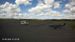 Pojezdová dráha C, benzinová stanice, runway