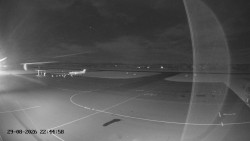 Pojezdová dráha C, benzinová stanice, runway