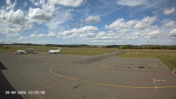 Pojezdová dráha C, benzinová stanice, runway
