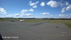 Pojezdová dráha C, benzinová stanice, runway