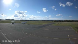 Pojezdová dráha C, benzinová stanice, runway