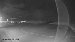 Pojezdová dráha C, benzinová stanice, runway