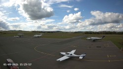 Pojezdová dráha C, benzinová stanice, runway