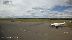 Pojezdová dráha C, benzinová stanice, runway