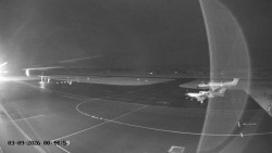 Pojezdová dráha C, benzinová stanice, runway