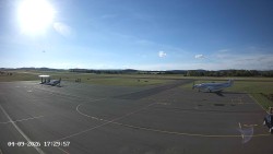 Pojezdová dráha C, benzinová stanice, runway