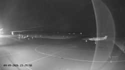 Pojezdová dráha C, benzinová stanice, runway