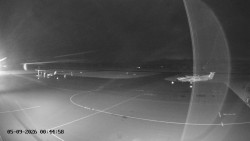 Pojezdová dráha C, benzinová stanice, runway