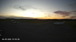 Pojezdová dráha C, benzinová stanice, runway