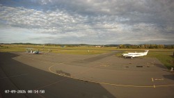 Pojezdová dráha C, benzinová stanice, runway