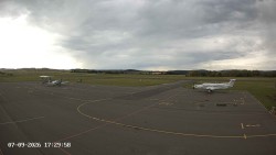 Pojezdová dráha C, benzinová stanice, runway