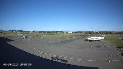 Pojezdová dráha C, benzinová stanice, runway