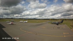 Pojezdová dráha C, benzinová stanice, runway