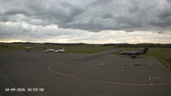 Pojezdová dráha C, benzinová stanice, runway