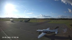 Pojezdová dráha C, benzinová stanice, runway