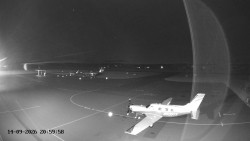 Pojezdová dráha C, benzinová stanice, runway