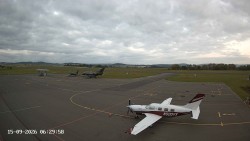 Pojezdová dráha C, benzinová stanice, runway