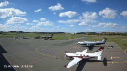 Pojezdová dráha C, benzinová stanice, runway
