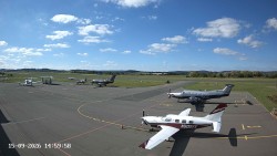 Pojezdová dráha C, benzinová stanice, runway