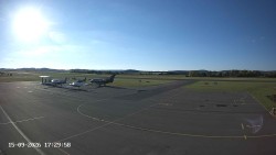 Pojezdová dráha C, benzinová stanice, runway