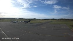 Pojezdová dráha C, benzinová stanice, runway