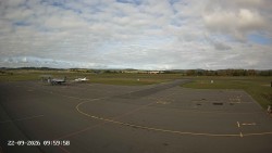 Pojezdová dráha C, benzinová stanice, runway