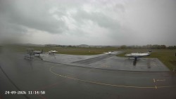 Pojezdová dráha C, benzinová stanice, runway