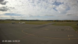 Pojezdová dráha C, benzinová stanice, runway