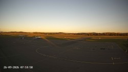 Pojezdová dráha C, benzinová stanice, runway