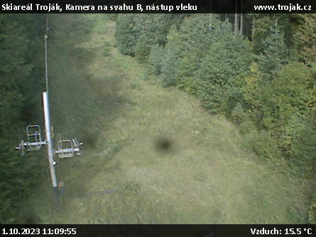 Skiareál Troják - Kamera na svahu B, nástup vleku - 1.10.2023 v 11:09
