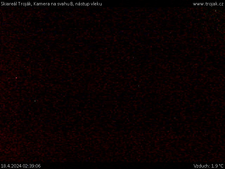 Skiareál Troják - Kamera na svahu B, nástup vleku - 18.4.2024 v 02:39