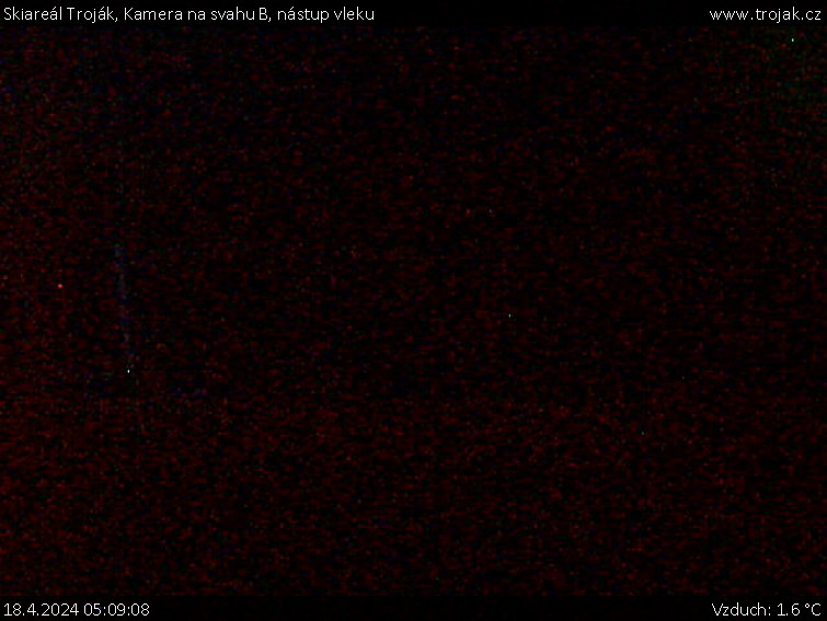 Skiareál Troják - Kamera na svahu B, nástup vleku - 18.4.2024 v 05:09