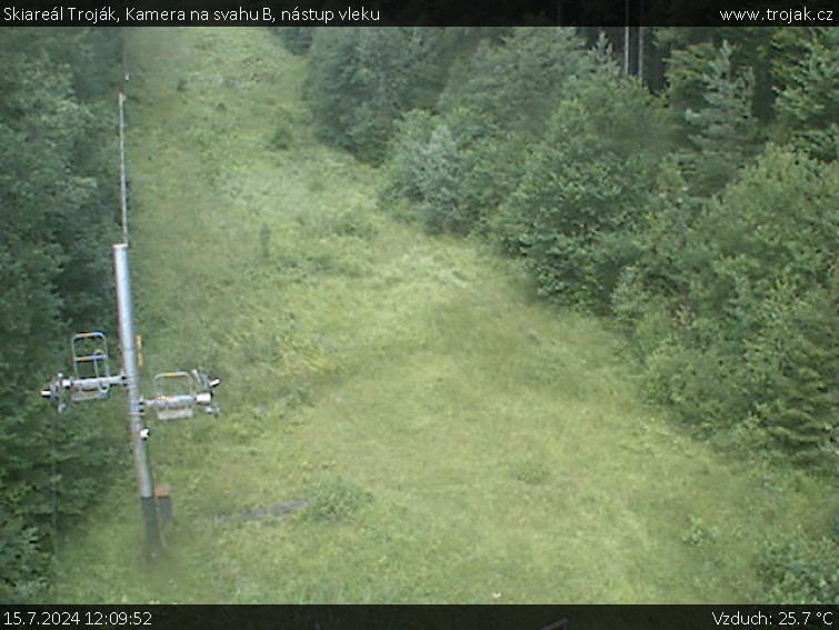 Skiareál Troják - Kamera na svahu B, nástup vleku - 15.7.2024 v 12:09 Skiareál Troják - Kamera na svahu B, nástup vleku - 15.7.2024 v 12:09