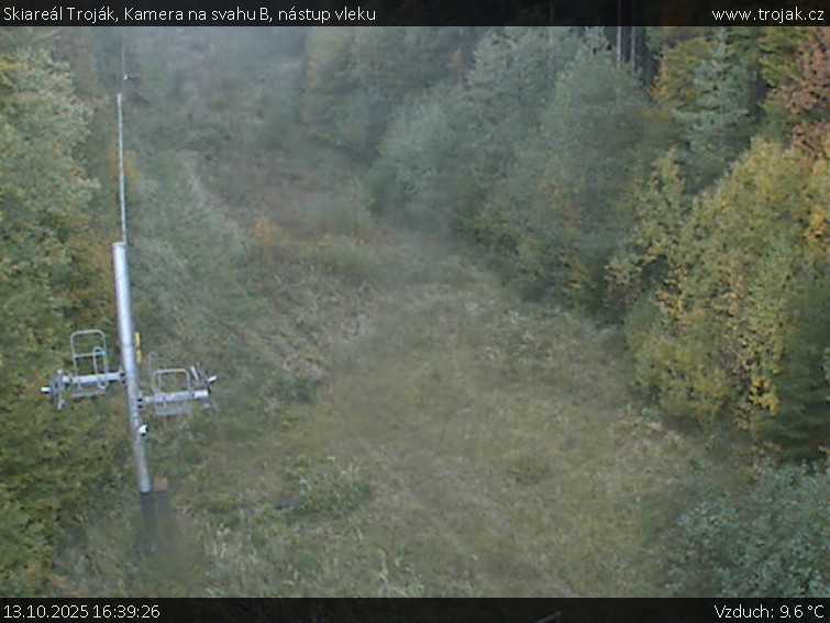Skiareál Troják - Kamera na svahu B, nástup vleku - 13.10.2025 v 16:39 Skiareál Troják - Kamera na svahu B, nástup vleku - 13.10.2025 v 16:39