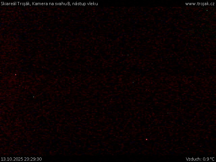 Skiareál Troják - Kamera na svahu B, nástup vleku - 13.10.2025 v 23:29 Skiareál Troják - Kamera na svahu B, nástup vleku - 13.10.2025 v 23:29