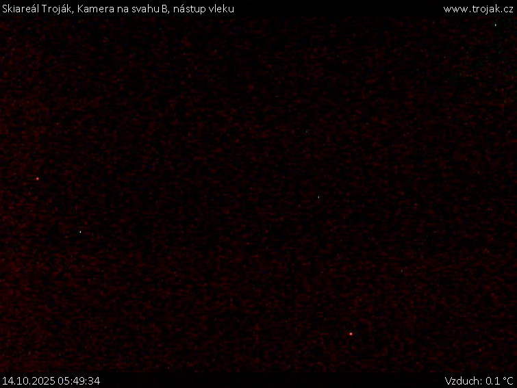Skiareál Troják - Kamera na svahu B, nástup vleku - 14.10.2025 v 05:49 Skiareál Troják - Kamera na svahu B, nástup vleku - 14.10.2025 v 05:49