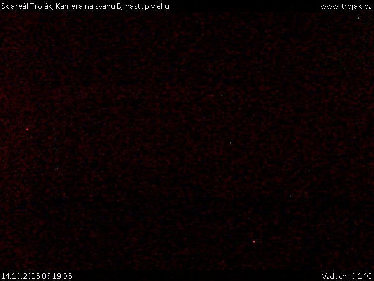 Skiareál Troják - Kamera na svahu B, nástup vleku - 14.10.2025 v 06:19 Skiareál Troják - Kamera na svahu B, nástup vleku - 14.10.2025 v 06:19