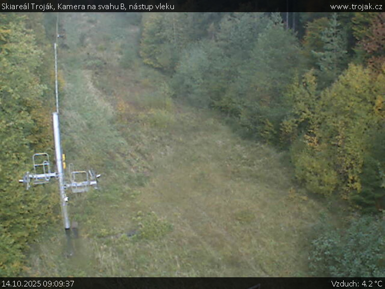 Skiareál Troják - Kamera na svahu B, nástup vleku - 14.10.2025 v 09:09 Skiareál Troják - Kamera na svahu B, nástup vleku - 14.10.2025 v 09:09