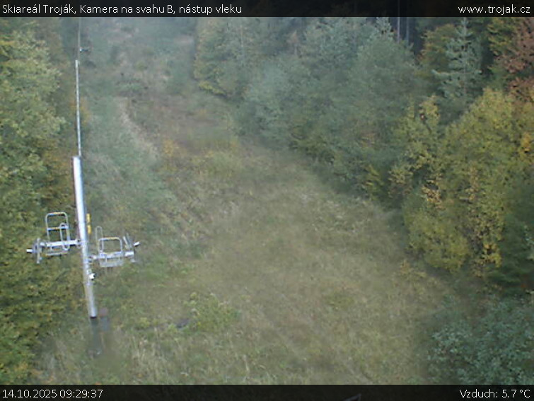 Skiareál Troják - Kamera na svahu B, nástup vleku - 14.10.2025 v 09:29 Skiareál Troják - Kamera na svahu B, nástup vleku - 14.10.2025 v 09:29