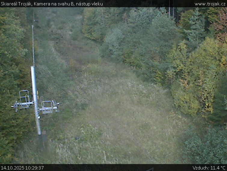 Skiareál Troják - Kamera na svahu B, nástup vleku - 14.10.2025 v 10:29 Skiareál Troják - Kamera na svahu B, nástup vleku - 14.10.2025 v 10:29
