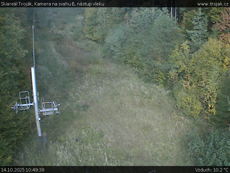 Skiareál Troják - Kamera na svahu B, nástup vleku - 14.10.2025 v 10:49 Skiareál Troják - Kamera na svahu B, nástup vleku - 14.10.2025 v 10:49