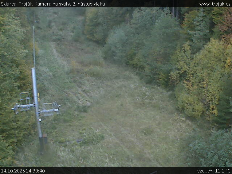 Skiareál Troják - Kamera na svahu B, nástup vleku - 14.10.2025 v 14:39 Skiareál Troják - Kamera na svahu B, nástup vleku - 14.10.2025 v 14:39