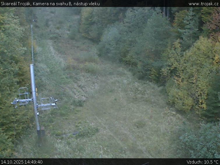 Skiareál Troják - Kamera na svahu B, nástup vleku - 14.10.2025 v 14:49 Skiareál Troják - Kamera na svahu B, nástup vleku - 14.10.2025 v 14:49