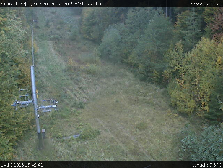 Skiareál Troják - Kamera na svahu B, nástup vleku - 14.10.2025 v 16:49 Skiareál Troják - Kamera na svahu B, nástup vleku - 14.10.2025 v 16:49