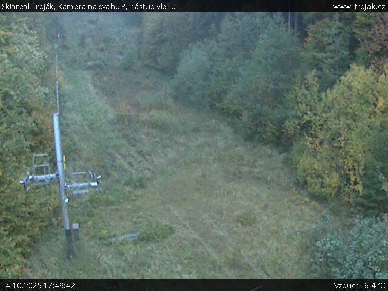 Skiareál Troják - Kamera na svahu B, nástup vleku - 14.10.2025 v 17:49 Skiareál Troják - Kamera na svahu B, nástup vleku - 14.10.2025 v 17:49