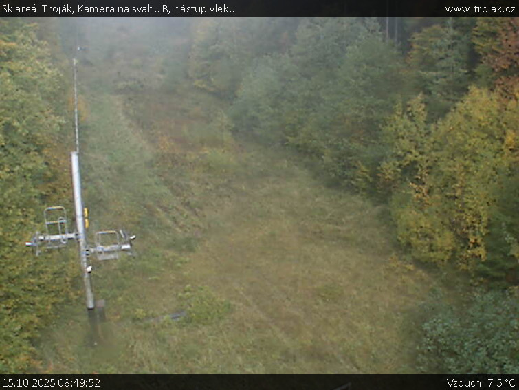 Skiareál Troják - Kamera na svahu B, nástup vleku - 15.10.2025 v 08:49 Skiareál Troják - Kamera na svahu B, nástup vleku - 15.10.2025 v 08:49