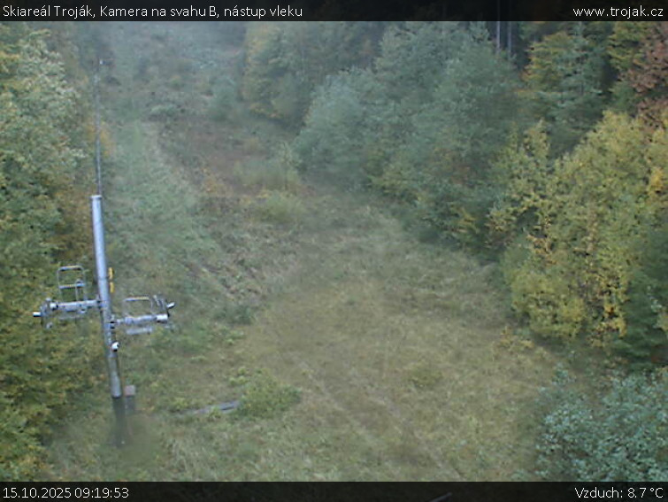 Skiareál Troják - Kamera na svahu B, nástup vleku - 15.10.2025 v 09:19 Skiareál Troják - Kamera na svahu B, nástup vleku - 15.10.2025 v 09:19