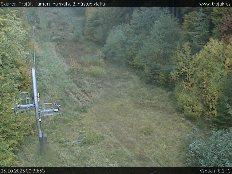 Skiareál Troják - Kamera na svahu B, nástup vleku - 15.10.2025 v 09:39 Skiareál Troják - Kamera na svahu B, nástup vleku - 15.10.2025 v 09:39