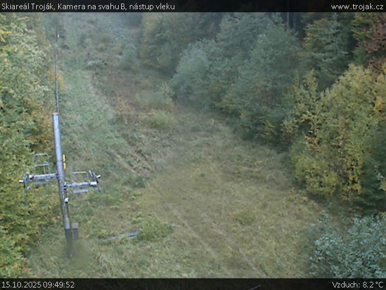 Skiareál Troják - Kamera na svahu B, nástup vleku - 15.10.2025 v 09:49 Skiareál Troják - Kamera na svahu B, nástup vleku - 15.10.2025 v 09:49