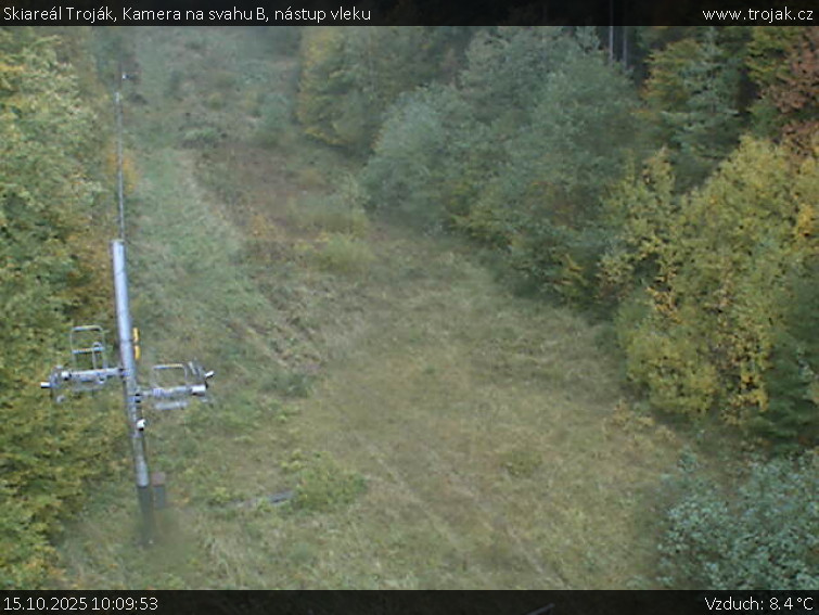 Skiareál Troják - Kamera na svahu B, nástup vleku - 15.10.2025 v 10:09 Skiareál Troják - Kamera na svahu B, nástup vleku - 15.10.2025 v 10:09